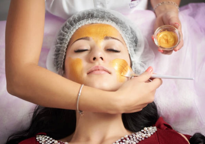 Gold-Facial-Nishaaz-Bridal-Palace-The-Best-Beauty-Parlor