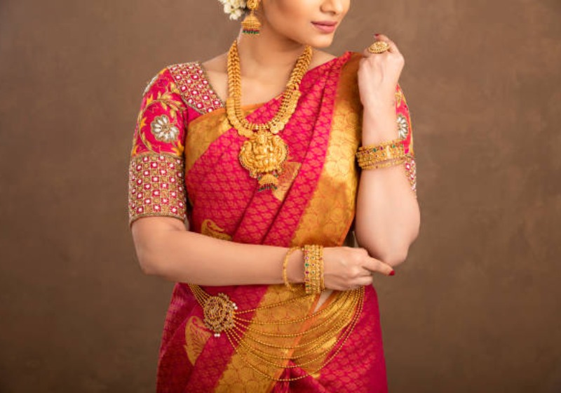 Saree-Draping-Nishaaz-Bridal-Palace-The-Best-Beauty-Parlor